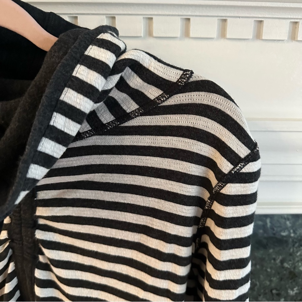 Lululemon In A Cinch Long Sleeve Tee Heathered Black size 6 - Picture 3 of 8